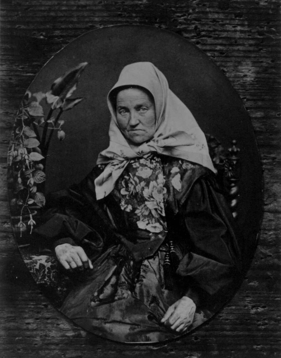 Konedrakt.  Stor-Elvdal, Sør Østerdal-Hedmark. 
Margrethe Gjermundsdatter Trønnes, f. 19.01-1812, d. 27.08.1889.
Hun var gift med Tarald Pedersen Gammelstu Trønnes.