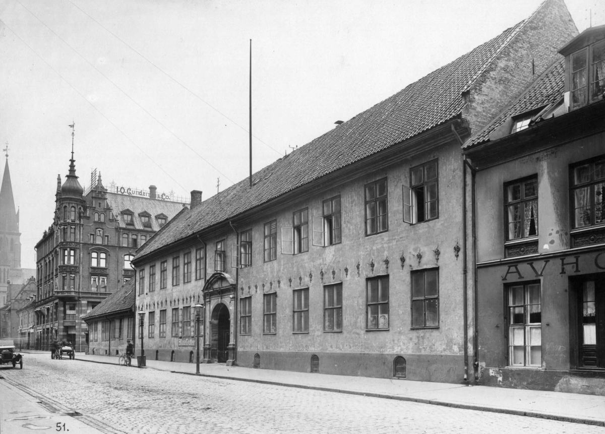 Rådhusgata 13, Oslo. Stiftsgården. Fasaden mot gata. Stiftsgården ble revet 1913.
