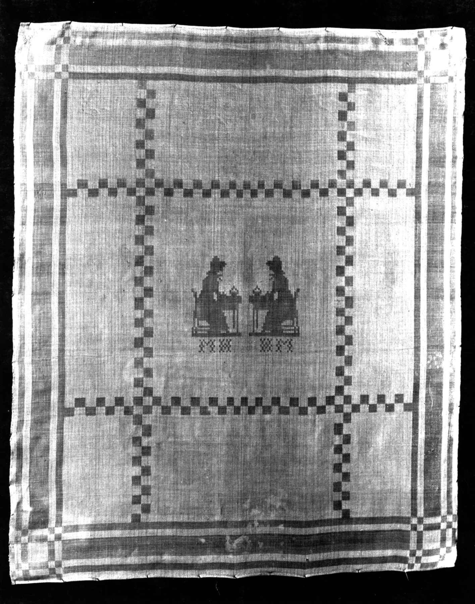 Hvit serviett med dame ved skrivebord, stripebord. Vevet av Inger Johanna Møinichen på 1830-tallet. Norsk hjemmevevet damask.