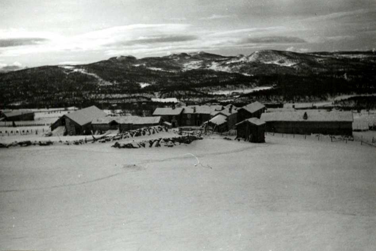 Østgården, Os, Nord-Østerdal, Hedmark 1937. Vinterbilde av fire bruk.
