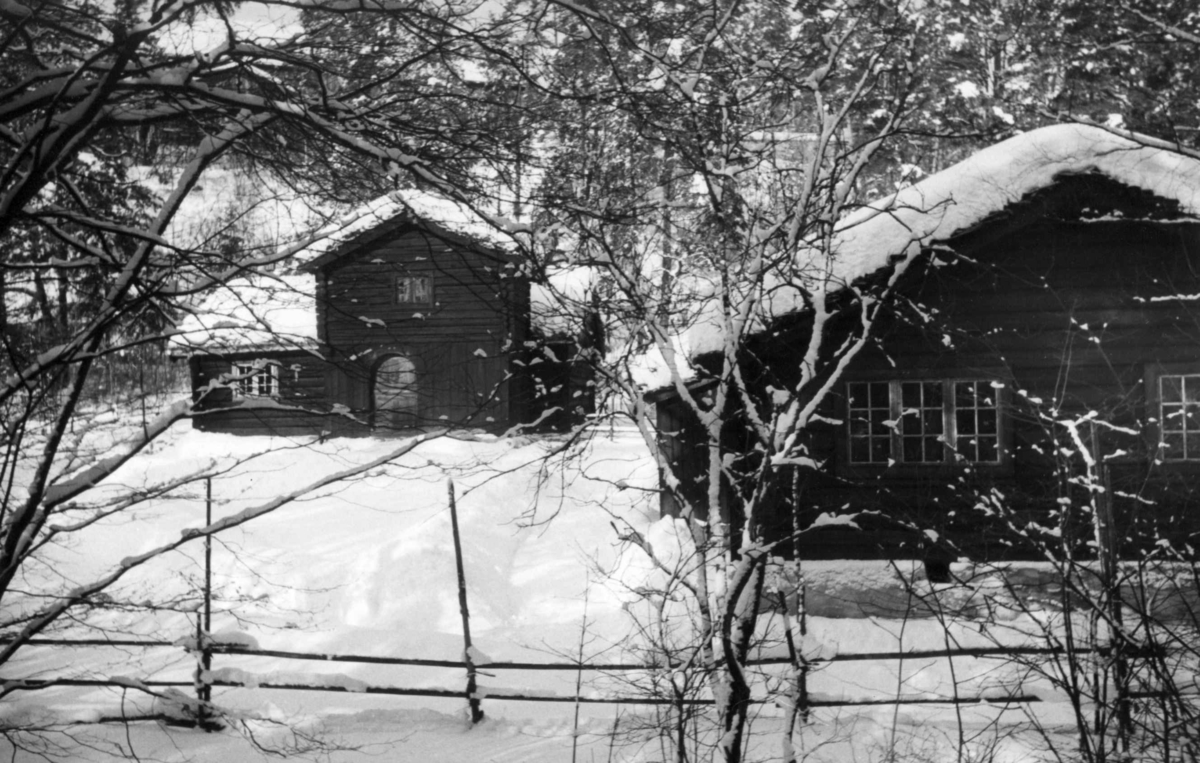 Barfrøstue fra Gammelstu Trønnes, Stor-Elvdal og sommerstue fra Kilde, Åmot. Fotografert i Østerdalstunet på Norsk folkemuseum, 1941.