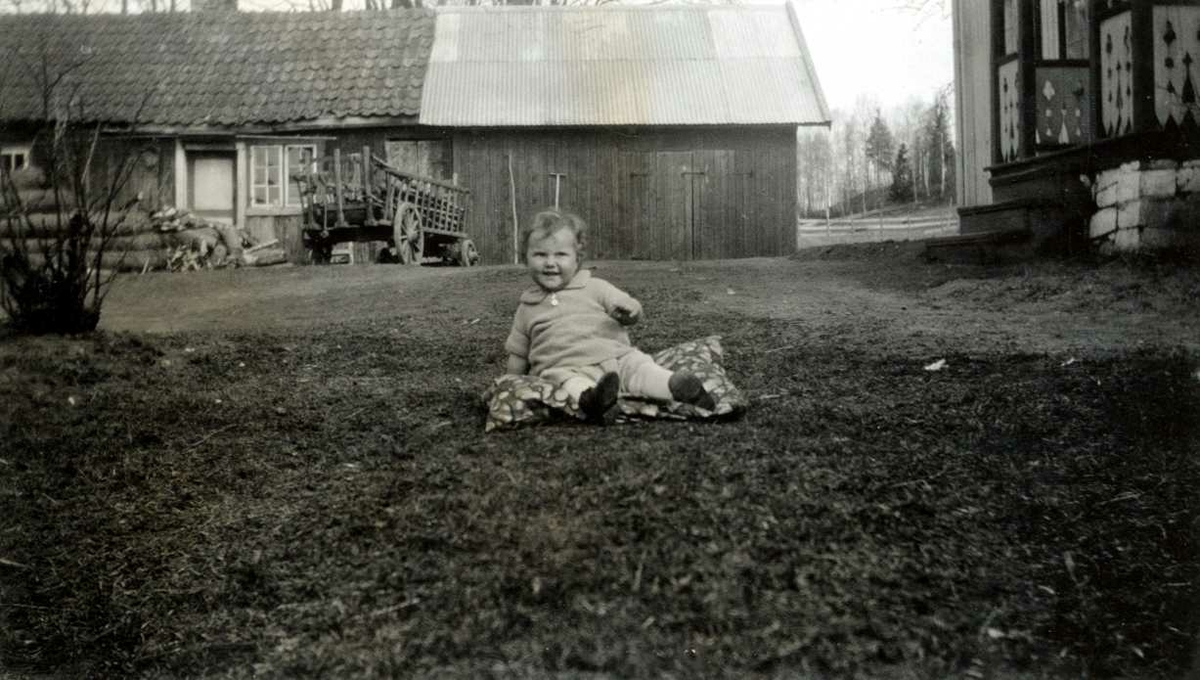 Høibråten, Bærum, Akershus. barn sitter på gårdsplass. Hestekjerre står foran bryggerhus og litt av veranda synes.