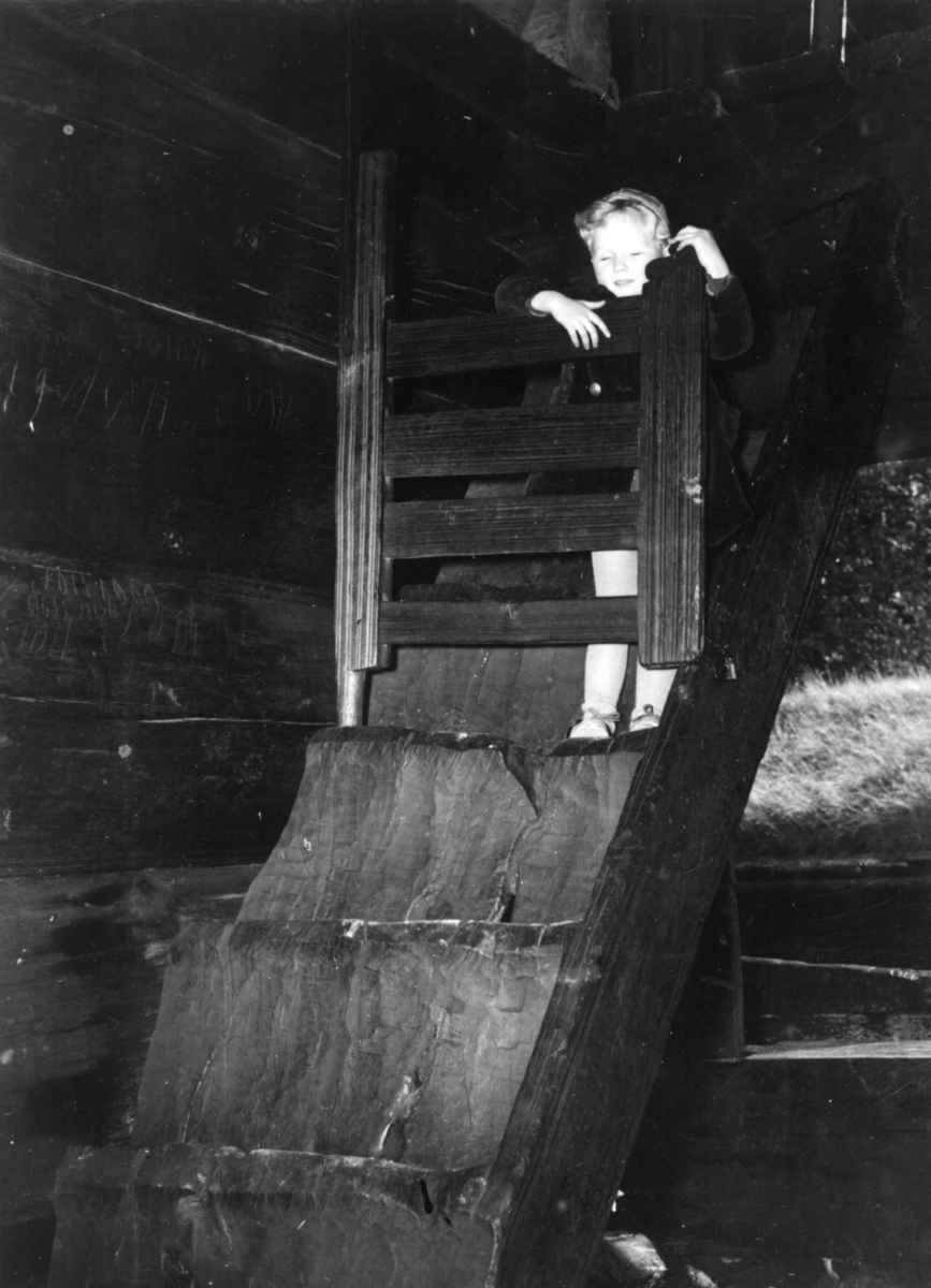 Småbarn i Setesdalstunet på Norsk folkemuseum. Fotografert for tidsskriftet "Aktuell" i 1946.