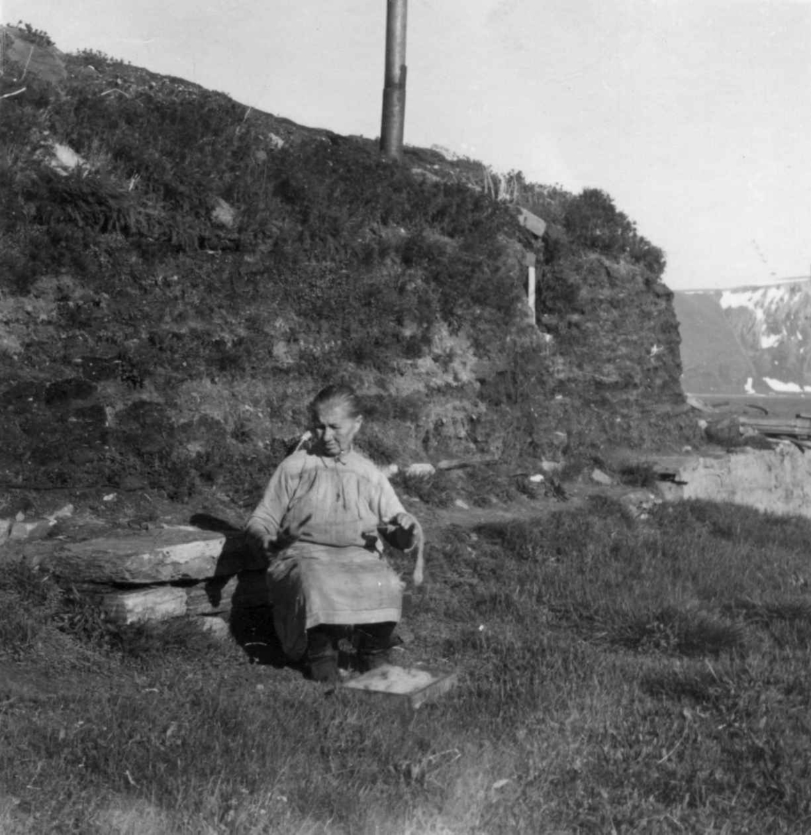 Marit Persen spinner garnet på håndtein. Langfjordnes 1952.