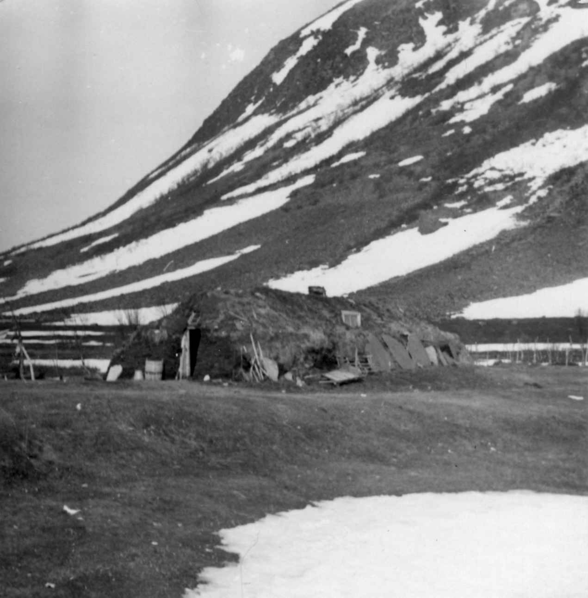 Fjøsgamme, tidligere fellesgamme.  Nordmannsvik 1952..