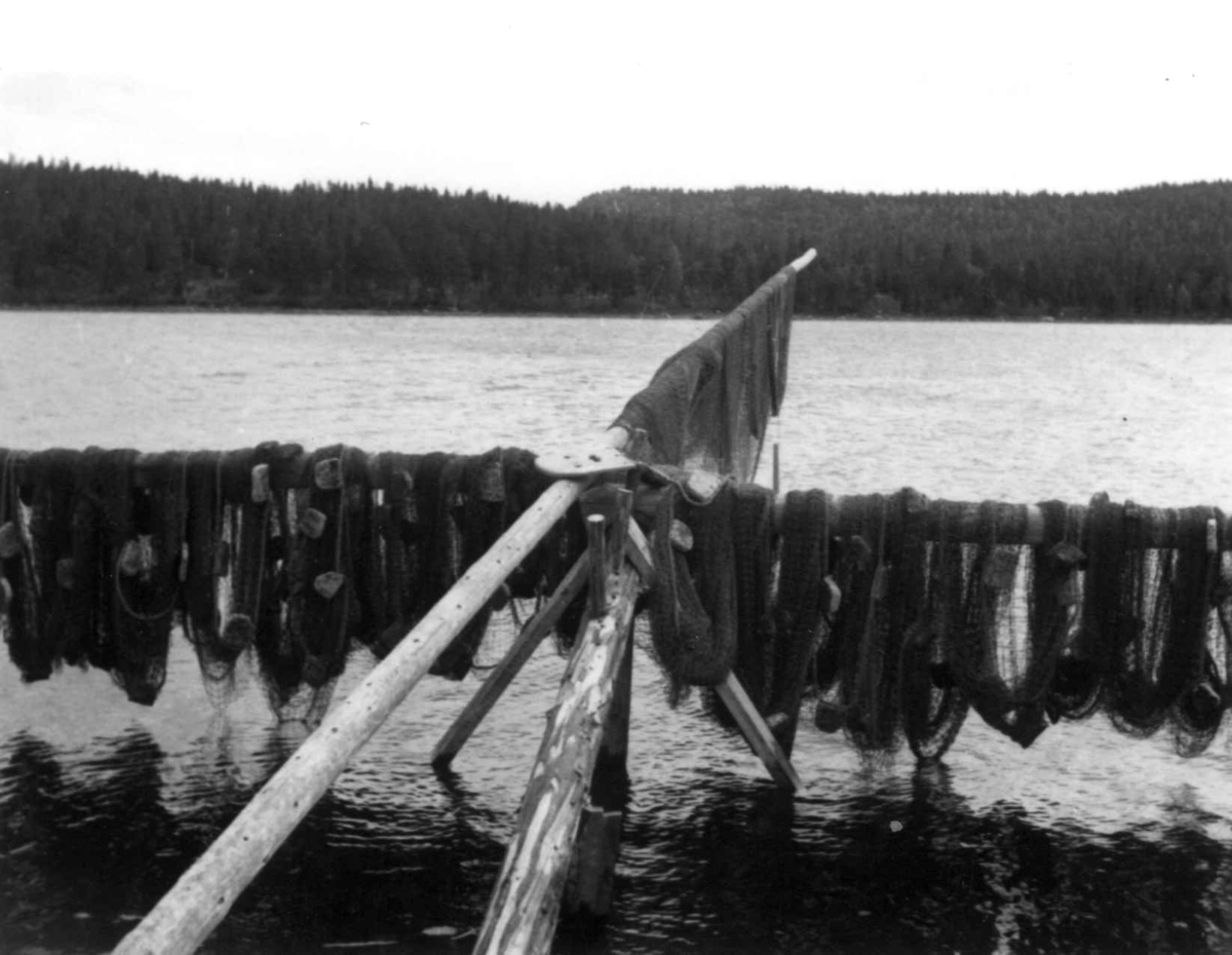 Garnstativ  med fiskegarn til tørk. Ålloluokta 1948.