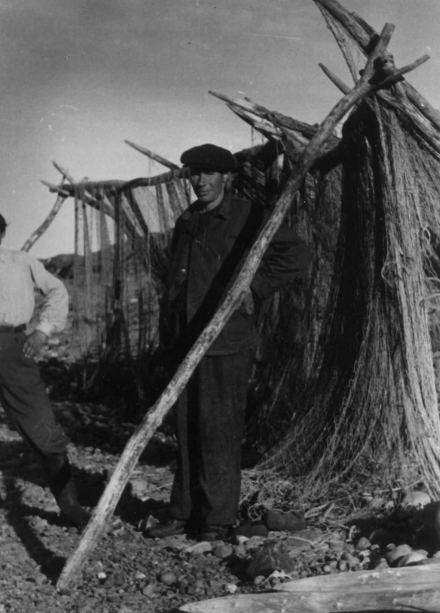 <Aslak Ole Oslen ved et garnhjell, med fiskegarn. Tana 1948.