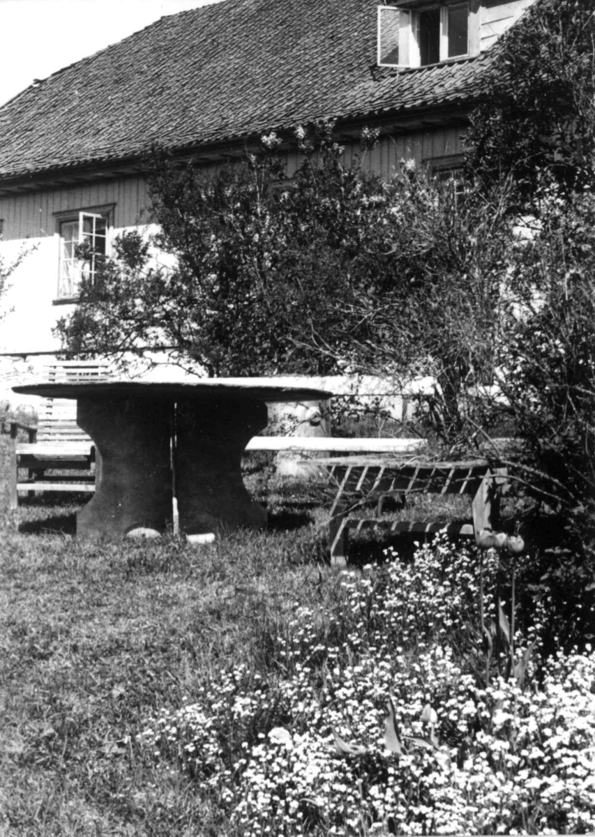 Huseby, Stange, Hedmark. Hagen og huset. 
Fra dr. Eivind S. Engelstads storgårdsundersøkelser 1955