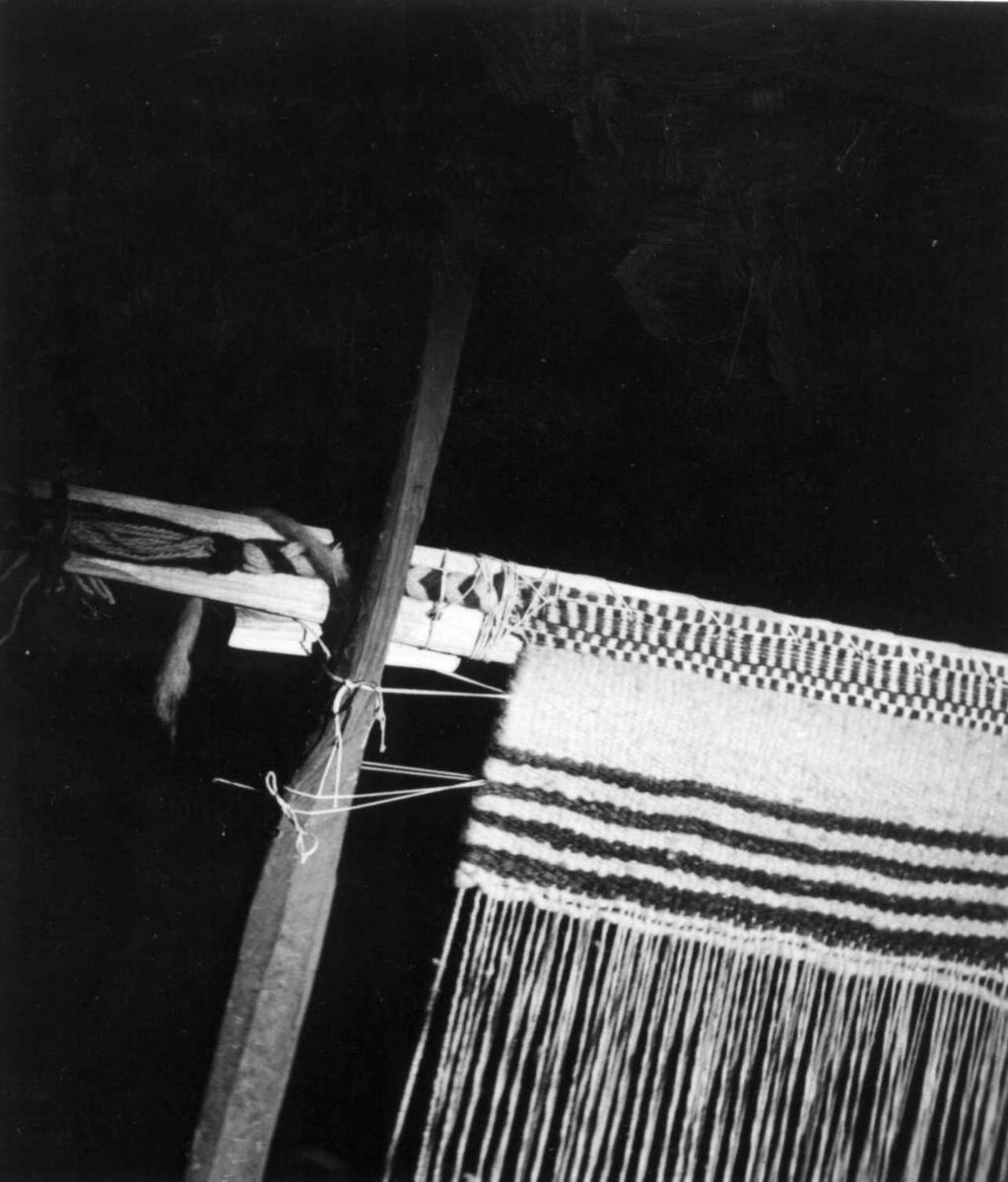 Greneveving (35). Detalj av utspenning av jarekant på greneteppet. Seurasaari 1955.