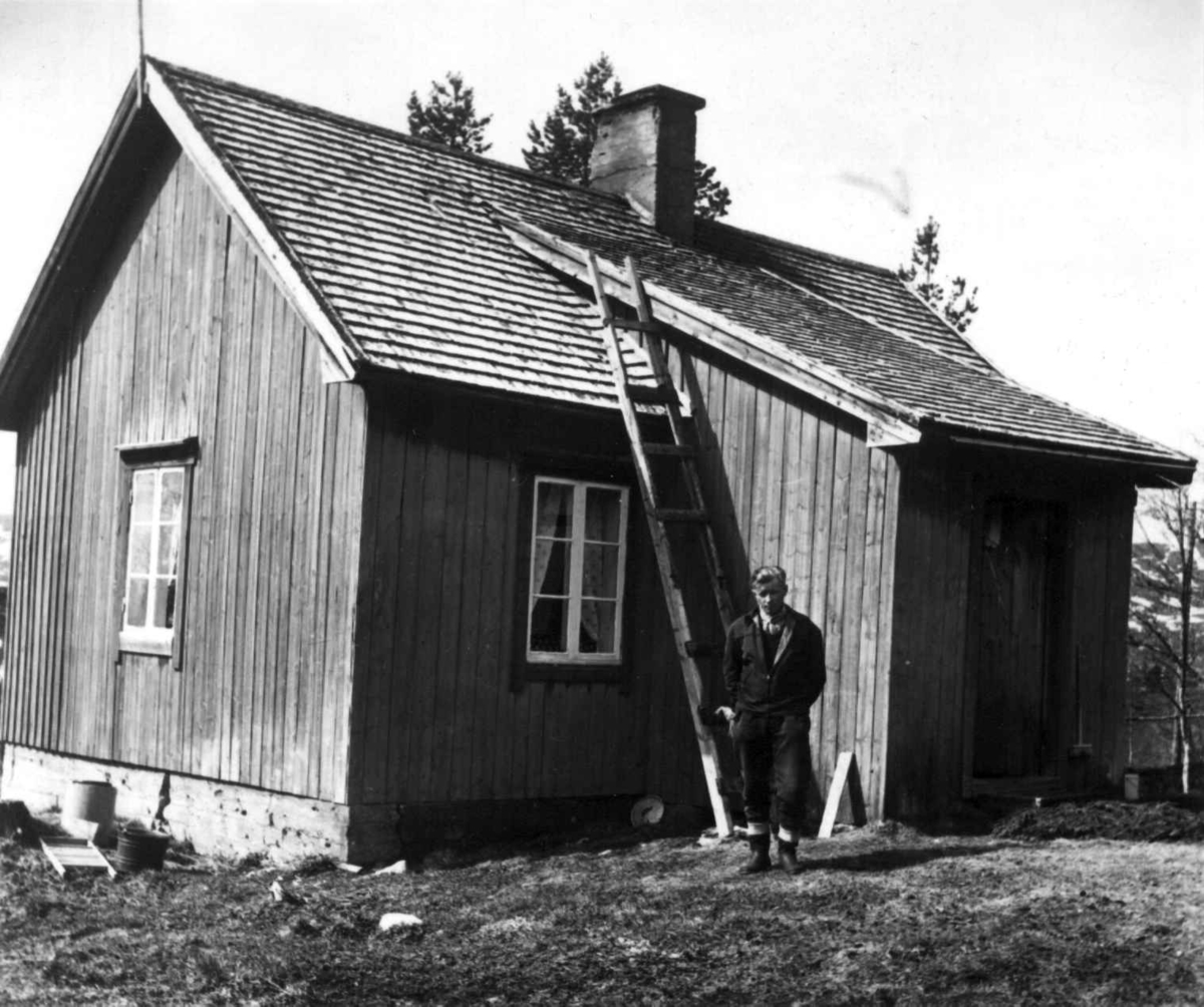 Portrett av Samuel Danielsen foran sin mor Signe Danielsens hus, 1961.
