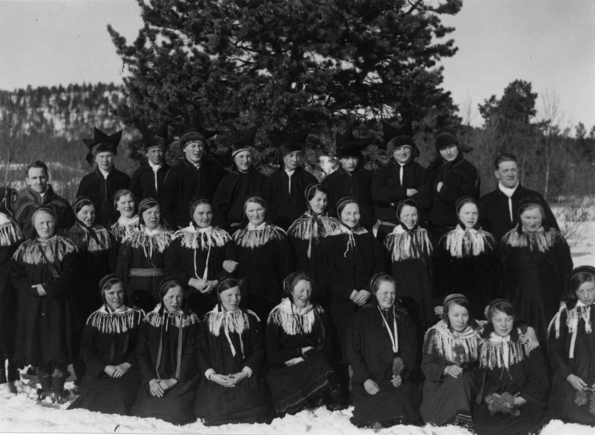 Lærere og elever ved Den samiske ungdomsskole 1936-37, Karasjok.