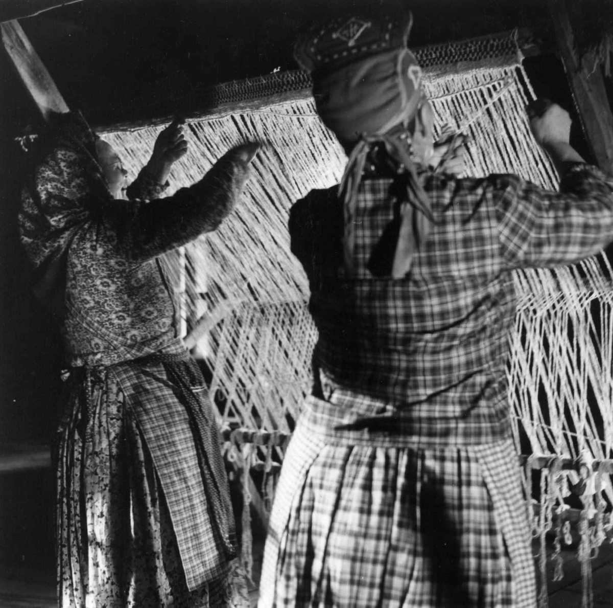 Greneveving. Skoltesamene Darja og Naska Moshnikov demonstrerer grenveveing på Föllisöen, Helsinki Universitet, Finland 1955. 21. De vever.