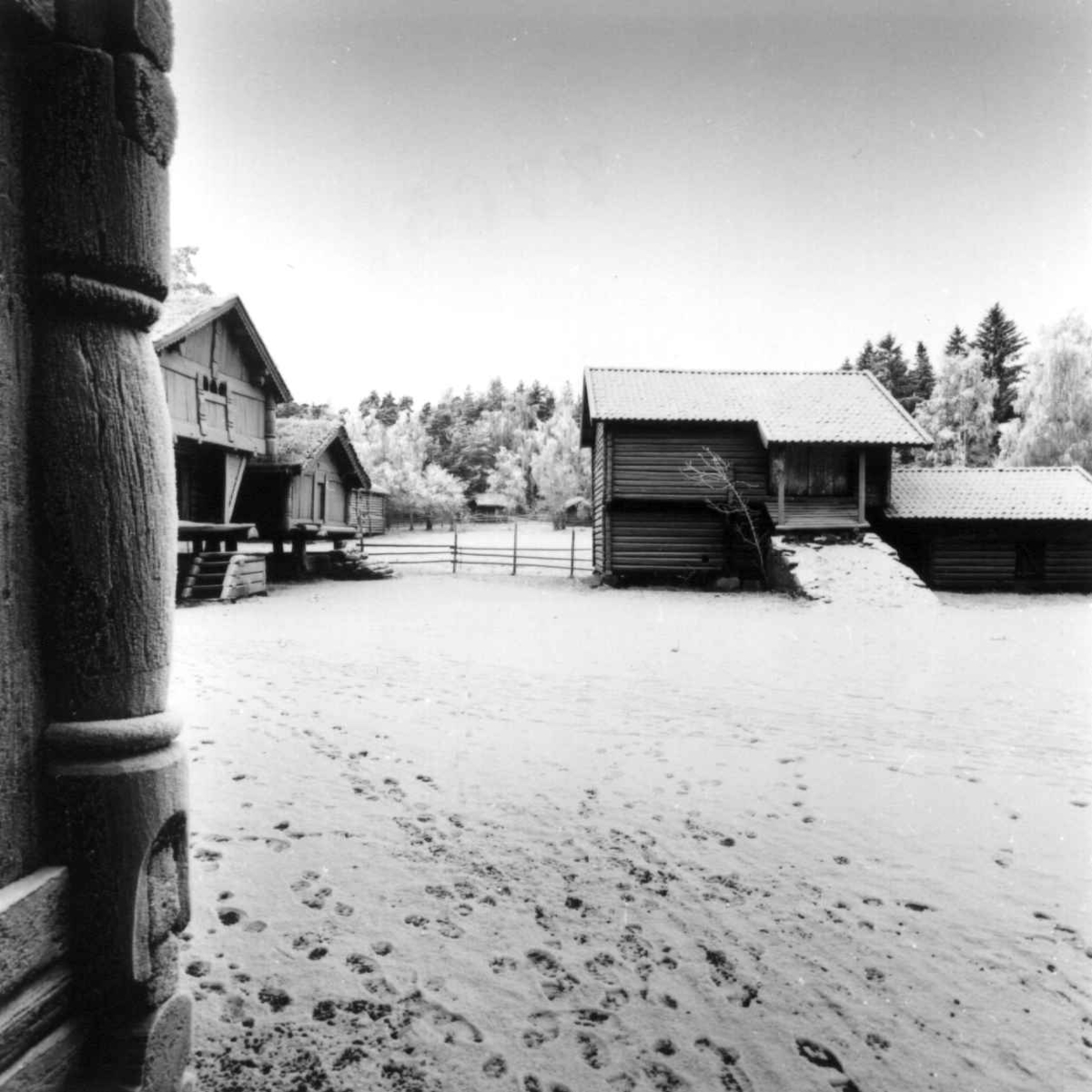Telemarkstunet på Norsk folkemuseum. Stall med sauefjøs fra Jørgedal til høyre. Fotografert i 1965/ 66, sansynligvis med vidvinkel som gir et feilaktig inntrykk av tunet.