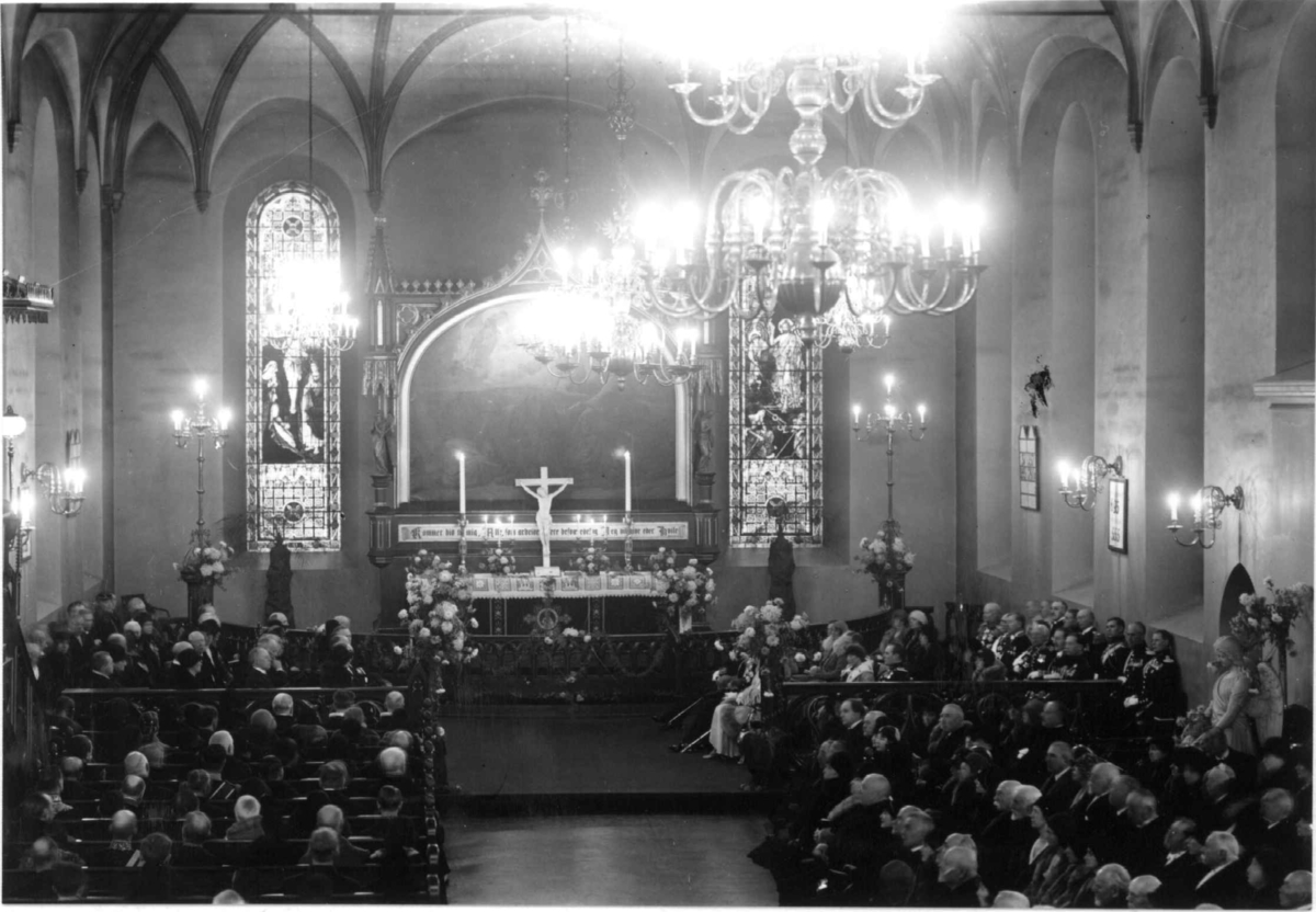 Håkon VII's 25. års jubileum, Oslo. 1930. Gudstjeneste i Vår Frelsers kirke (nå Oslo Domkirke). Fullsatt kirke.