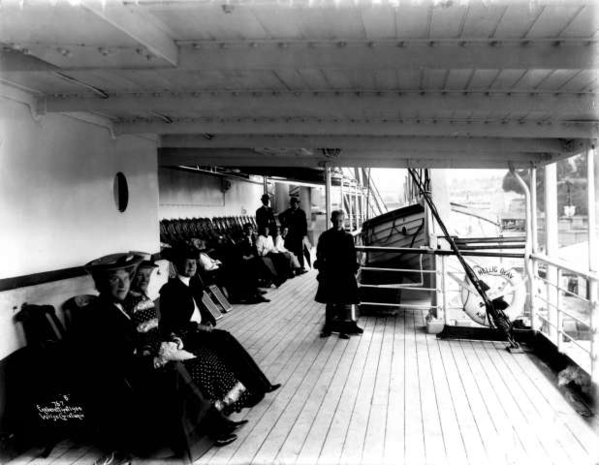 Passasjerer på dekk av skipet S.S. Hellig Olav på vei fra Norge til Amerika i 1904 med utvandrere.