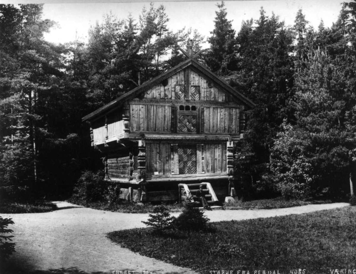 Berdalsloftet fra Nesland, Vinje i Telemark. Fotografert på Norsk folkemuseum (Kong Oscar IIs samlinger av O. Væring, 1904).