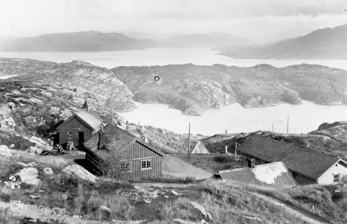Landskap og bebyggelse - Kvarven i Bergen i Hordaland. I følge publikumskommentar er dette Håøya, Meland kommune i Hordaland.