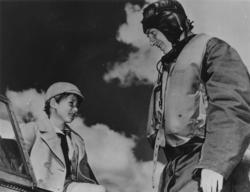 Prins Harald, senere kong Harald 5., og en ukjent flyger und