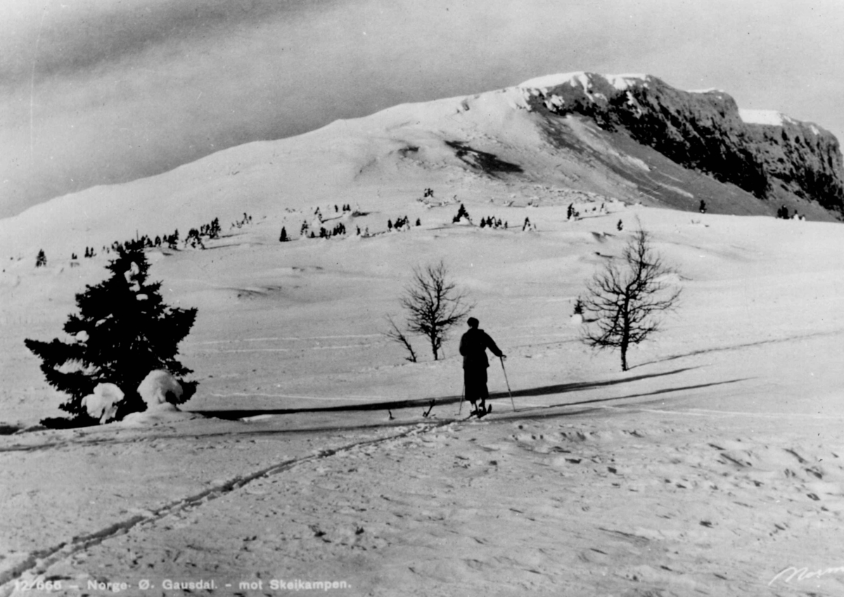 Avfotografert postkort. En enslig skiløper på vei over fjellviddene mot Skeikampen.