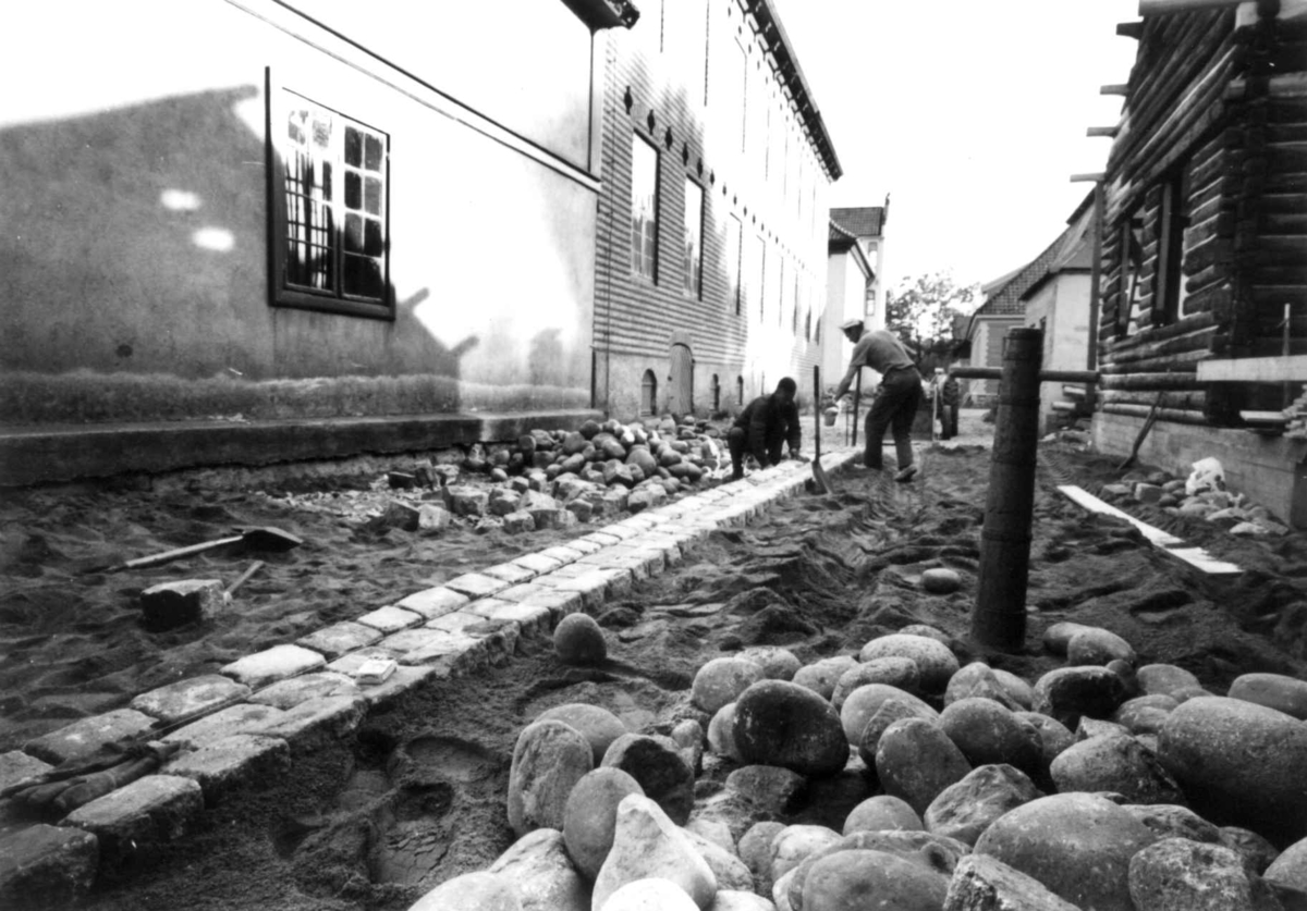 Steinbrolegging og steinarbeide på friluftsmuseet, utenfor Dronningens gate 15, 1971.