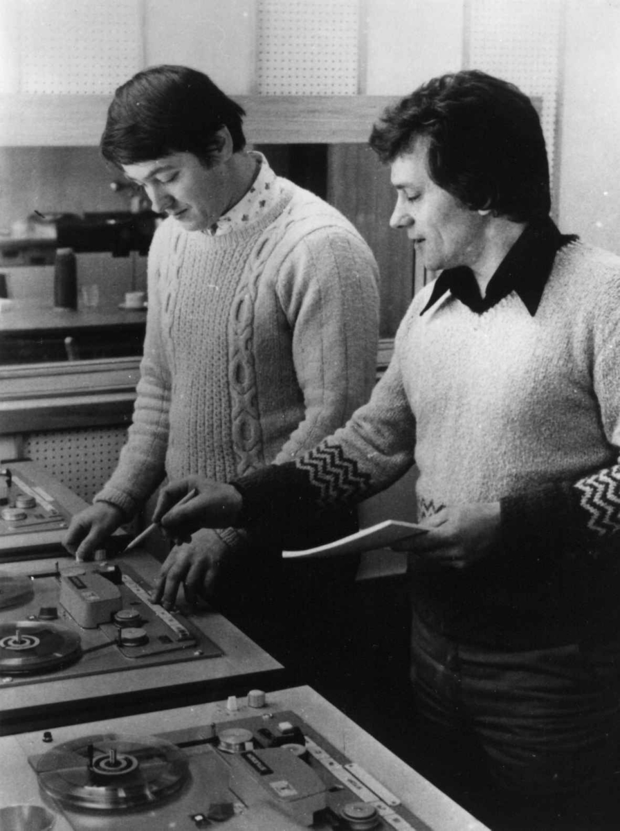 En tekniker fra NRK Vadsø og journalist John T. Solbakk i arbeid i studio. Sameradioen i Karasjok 1976