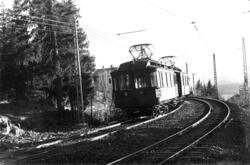 Holmenkollbanen, Nordmarka, Oslo. 1934. Skog med trikk og ba