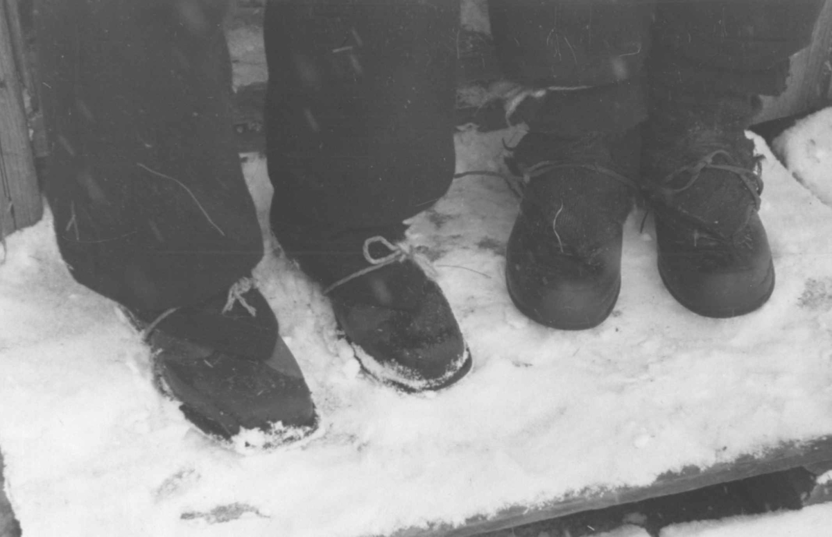 Snøsokker og gummistøvler. Åseral, Vest-Agder 1943. 