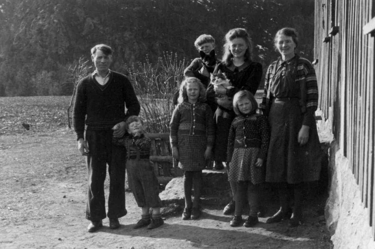 Torstein Smeland med familie står utenfor huset. Åseral 1943.
