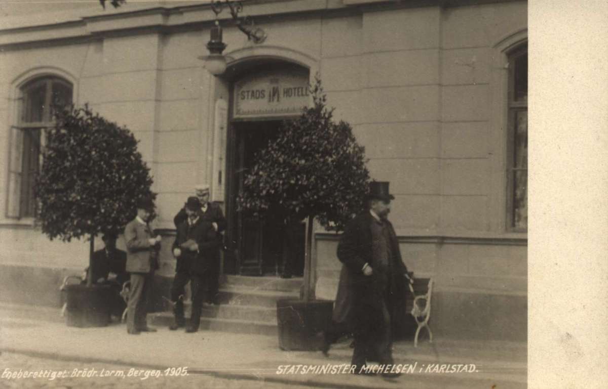 Postkort. Statsminister Christian Michelsen (til høyre) utenfor Stadshotellet i Karlstad, under de svensk-norske forhandlingene om unionsoppløsning i august-september 1905.