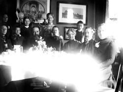 Familiegruppe, hos sokneprest Olaf A. Holm, ant. på prestegå