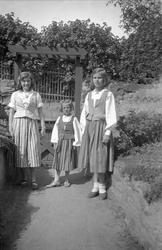 Søstrene Arentz i hjemmesydde festdrakte ri hagen på Bygdøy 
