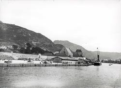 Håkonshallen i Bergen fra sjøen. Kaiannlegg med dampskip.