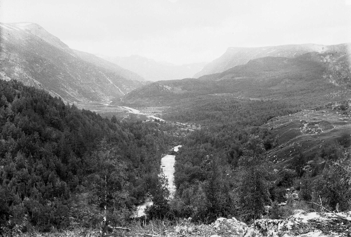 Fjell og dal landskap med elv fra ukjent sted i Norge.