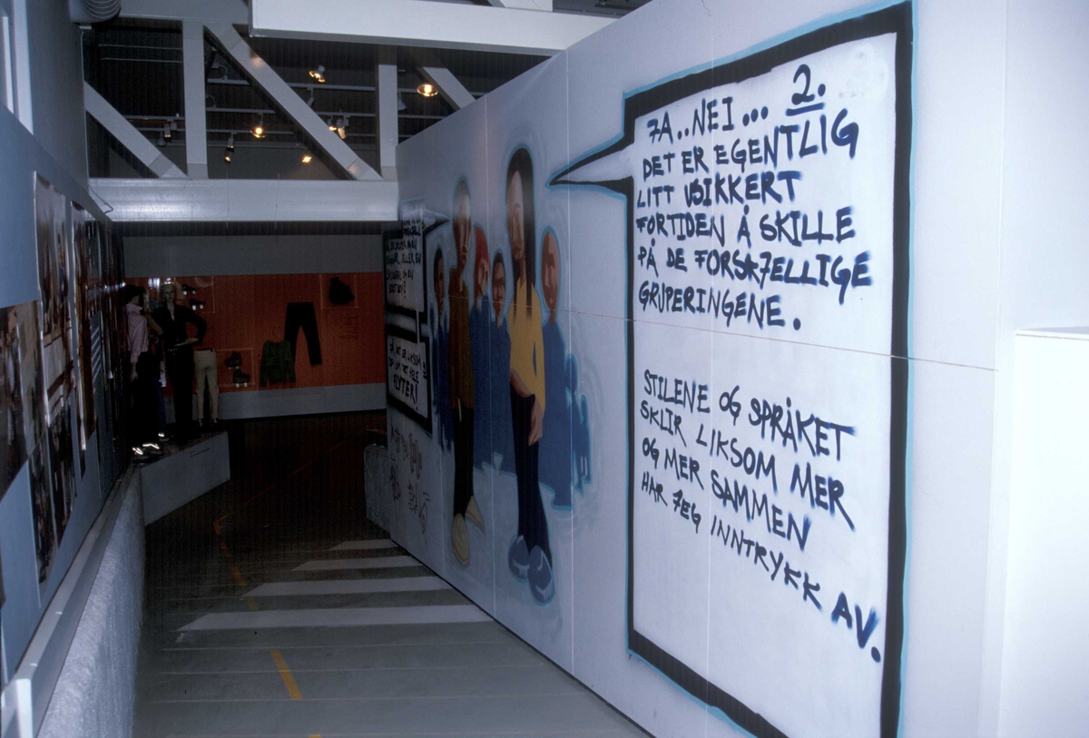 Serie bilder fra utstillingen "Signatur", Norsk Folkemuseum 2001.

