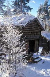 Vinterbilde fra husmannsplassen på Norsk Folkemuseum  Stabbu