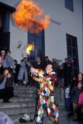 Fastelavnsdag på Norsk Folkemuseum. Ildsluker på Torget fora