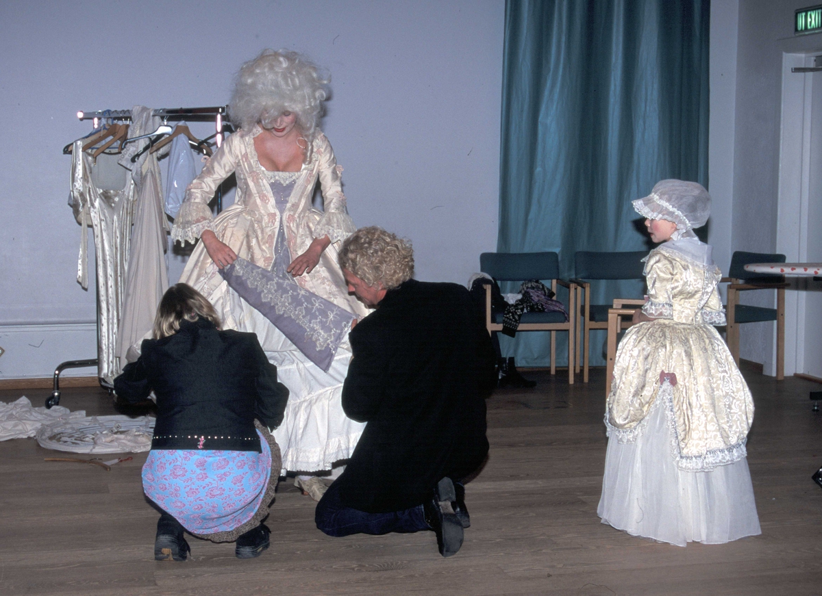 Fra den historiske motevisningen på Norsk Folkemuseum i  10.03-2001, hvor musets personale var modeller.Linnea og Hanna får hjelp med påkledingen av rokokkodraktene.