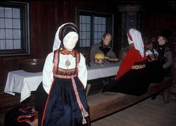 Fra draktutstillingen " Folk og klede-skikk og bruk"
Her er