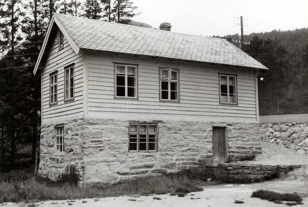 Eldal, Gaular, Sogn og Fjordane. Lite hvitt skolehus ved vei. Bygget i 1893. Registrering utført 1958-59 av Johan Schiong for Noregs Lærarlag. 