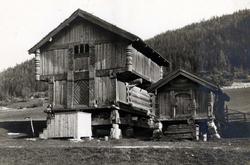 Bur og loft, Lauvik, Tokke, Telemark. Fotografert 1921.