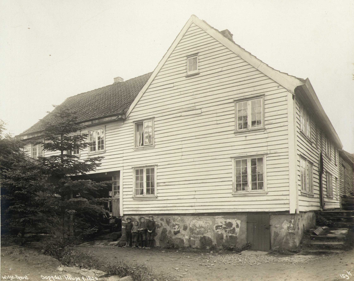 Sogndal Gamle Lensmannsgård, Hauge, Sokndal, Rogaland. Bygget 1803. Fire gutter foran huset. Fotografert 1912.