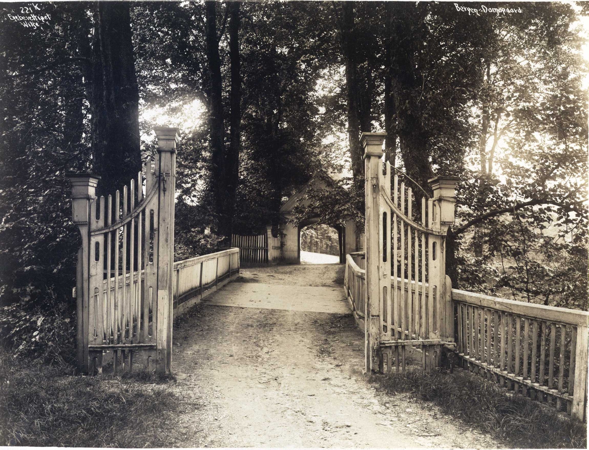 Damsgård hovedgård, Bergen, Hordaland. Fotografert 1912.