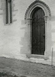 Portal mot syd, Dale kirke, Luster, Sogn og Fjordane. Fotogr
