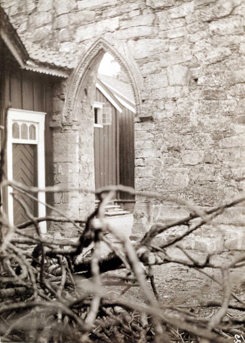 Klosterkirkens vestre portal, Reinsklostret, Rissa, Sør-Trøndelag.
Fotografert 1905.