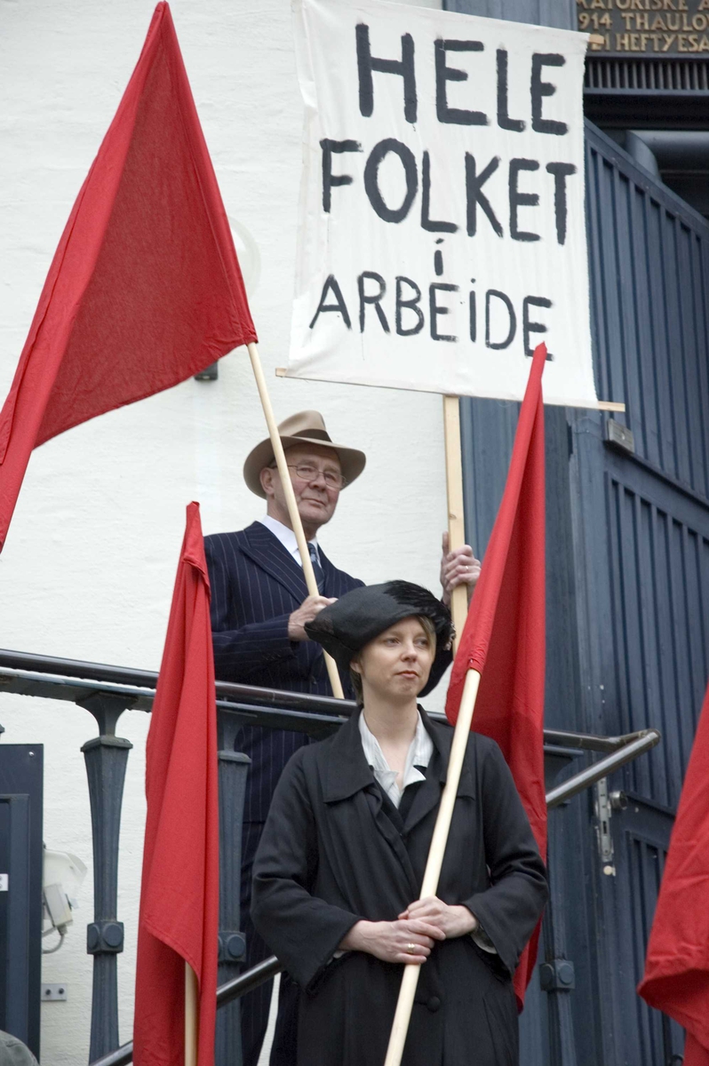 1.mai 2006 på Norsk Folkemuseum. Demonstranter med plakater og røde flagg og faner på trappen til Hovedbygg.