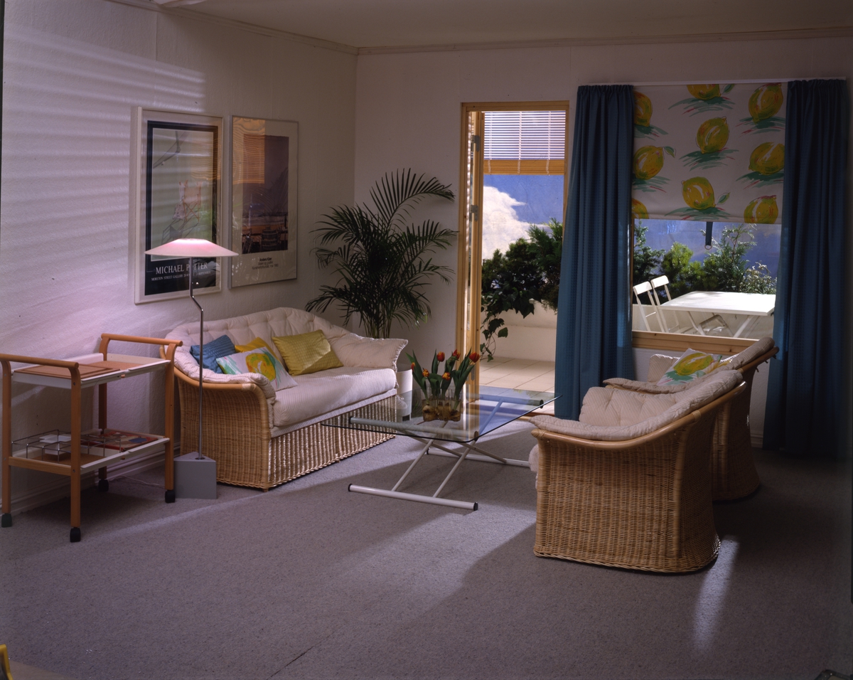 Stue i terrasseblokk. Om sommeren er terrassen en forlengelsen av stuen. Illustrasjonsbilde fra Bonytt 1986.