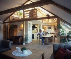 Spisebord mellom kjøkken og veranda, i utbygd loft i en gamm