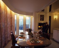 Et bord er dekket på til 6 personer, to gutter står ved en å