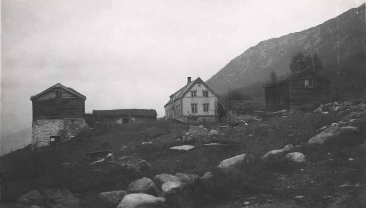 Gårdstun, Furunes, Lønset, Oppdal, Sør-Trøndelag. Fra album. 