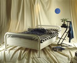 Seng med stripet sengetøy,   Illustrasjonsbilde fra Nye Bony